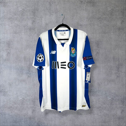 Face du maillot FC Porto 2016-2017 New Balance, sponsor MEO, étiquette carton attachée