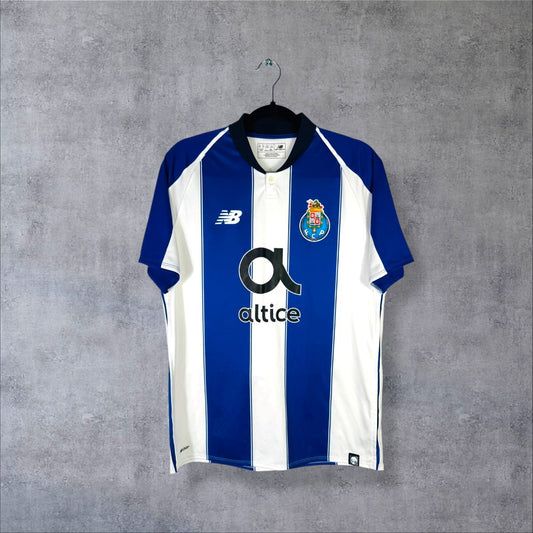 Face du maillot FC Porto 2018-2019 domicile New Balance à rayures bleues et blanches avec sponsor altice et col polo