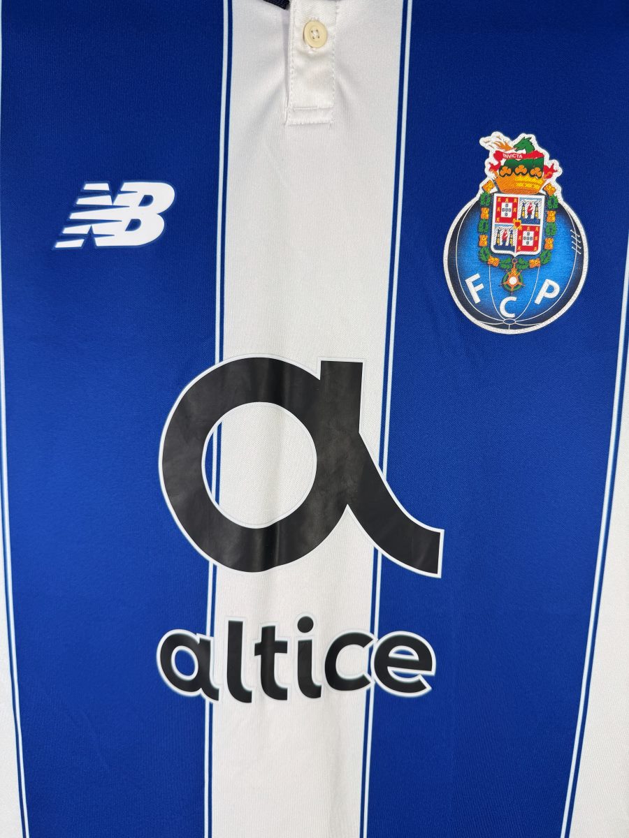 Détail de l'écusson brodé du FC Porto et du logo New Balance sur le maillot domicile 2018-2019 des Dragons
