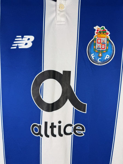 Détail de l'écusson brodé du FC Porto et du logo New Balance sur le maillot domicile 2018-2019 des Dragons