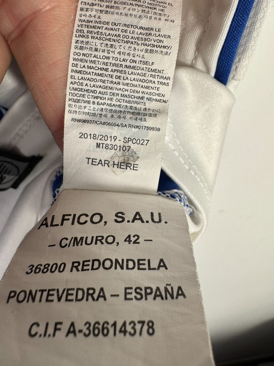 Étiquette intérieure New Balance du maillot FC Porto avec la mention 2018/2019 et le code d'authenticité MT830107