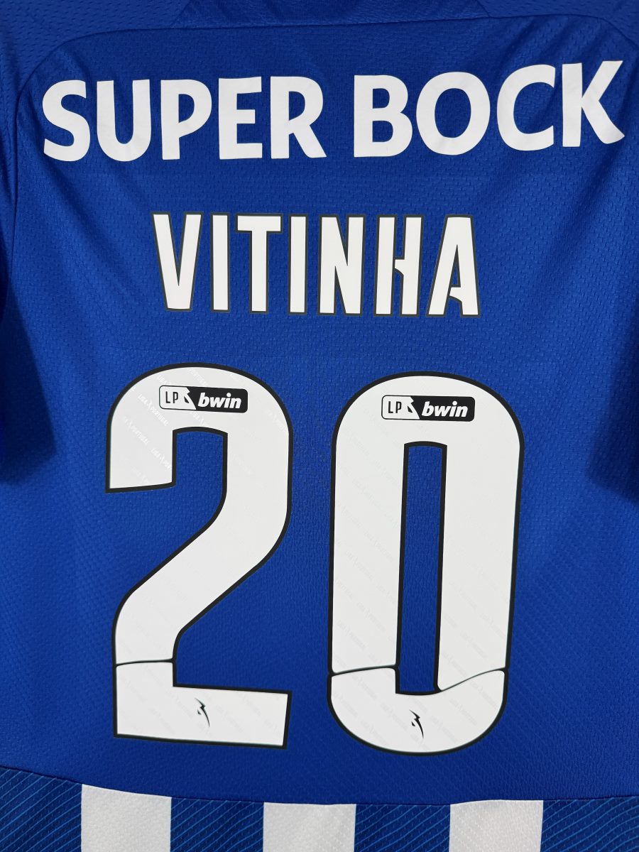 Détail flocage Vitinha 20 blanc avec logo Liga Portugal bwin, maillot FC Porto 2021-2022