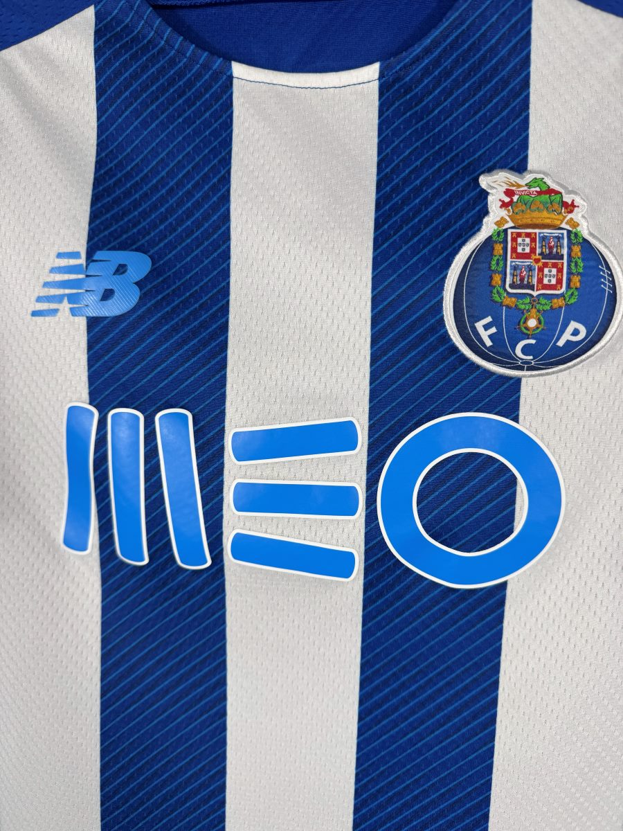 Écusson FC Porto, logo New Balance et sponsor MEO, maillot domicile 2021-2022 Vitinha