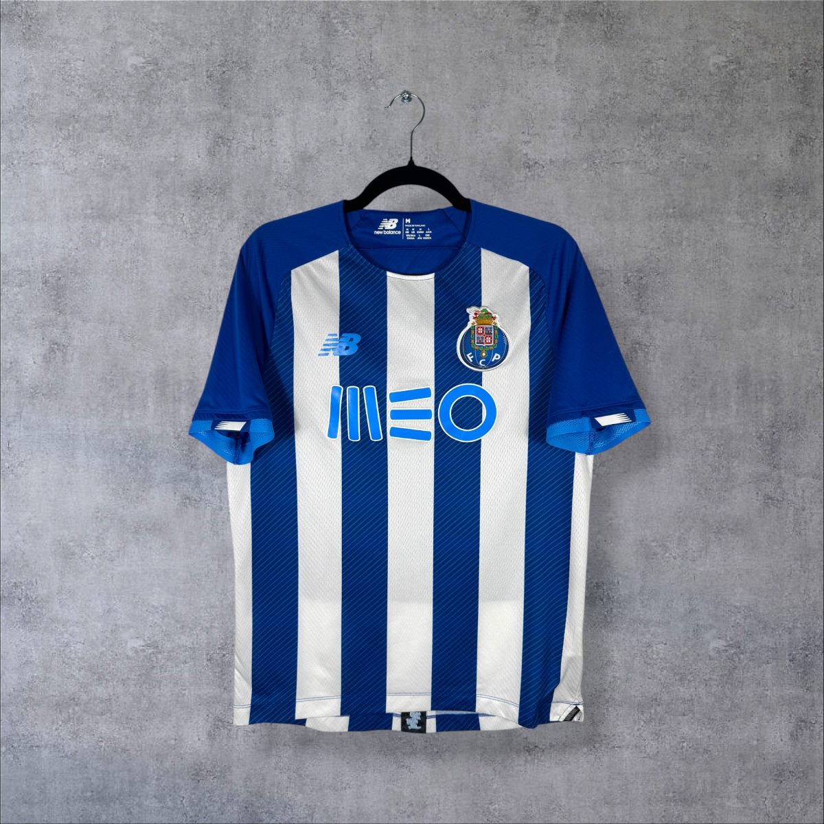 Maillot FC Porto domicile 2021-2022 New Balance de face, bandes bleu et blanc et sponsor MEO