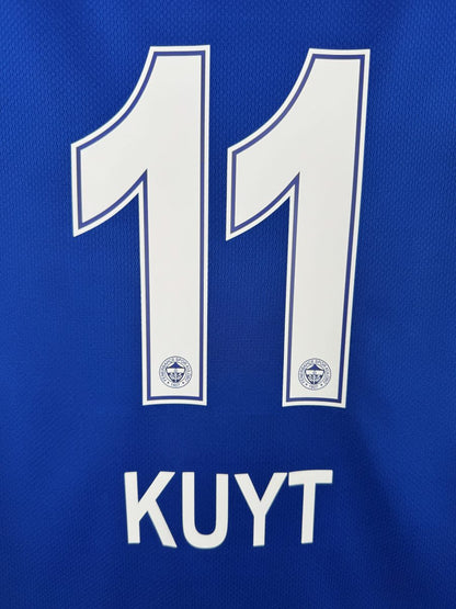 Détail du flocage Kuyt 11 blanc avec emblème du club dans les chiffres, maillot Fenerbahçe