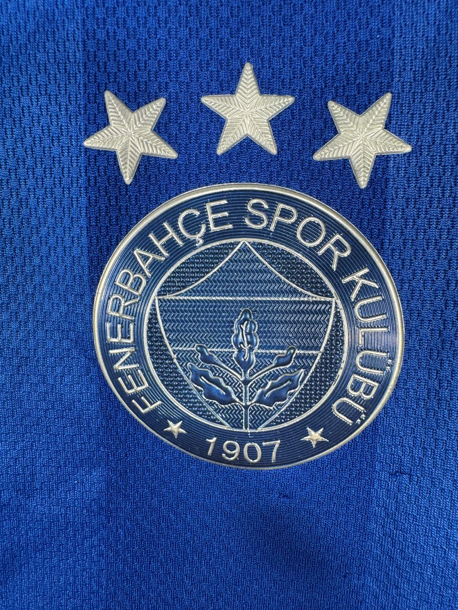 Écusson Fenerbahçe Spor Kulübü 1907 et trois étoiles argentées, maillot 2014-2015