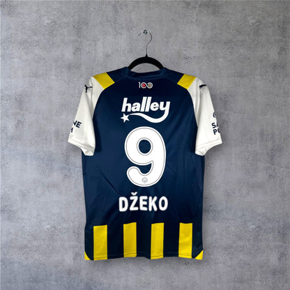 Flocage officiel blanc DŽEKO numéro 9 et sponsor Halley au dos du maillot Fenerbahçe.