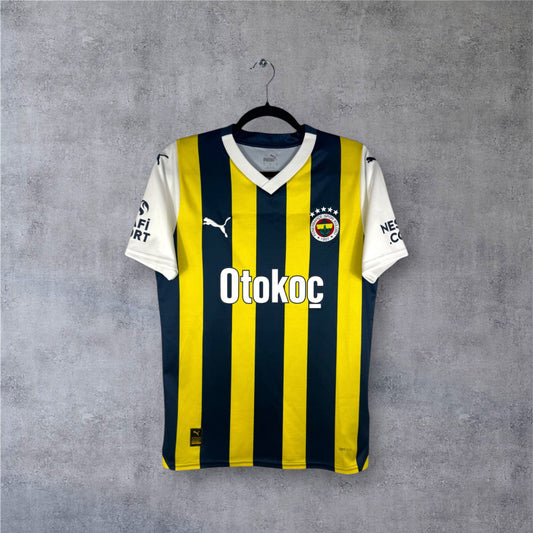 Vue de face du maillot rayé jaune et bleu marine Fenerbahçe saison 2024 sponsor Otokoç.