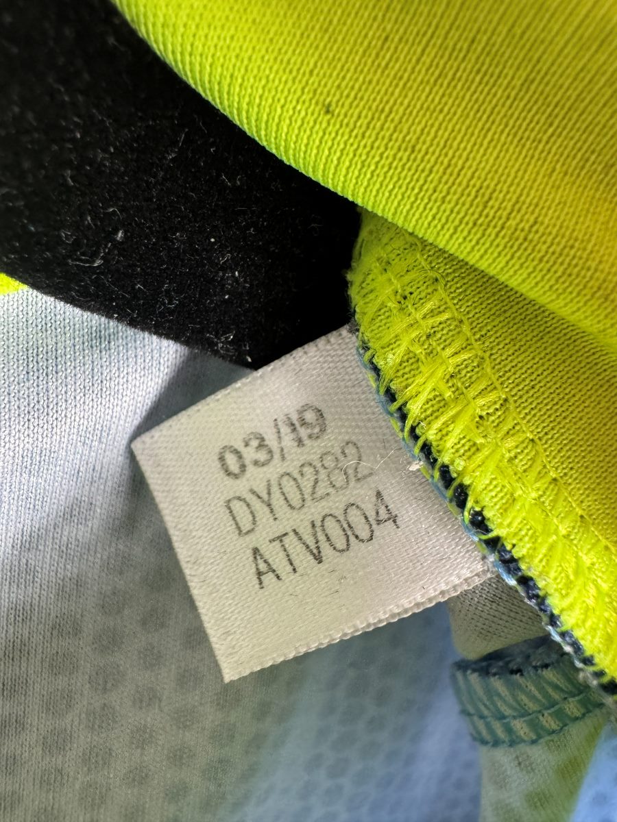 Étiquette Adidas d'origine 03/19 référence DY0282 du maillot Feyenoord 2019-2020