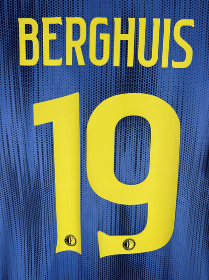 Gros plan du flocage jaune fluo BERGHUIS N°19 avec l'écusson du club