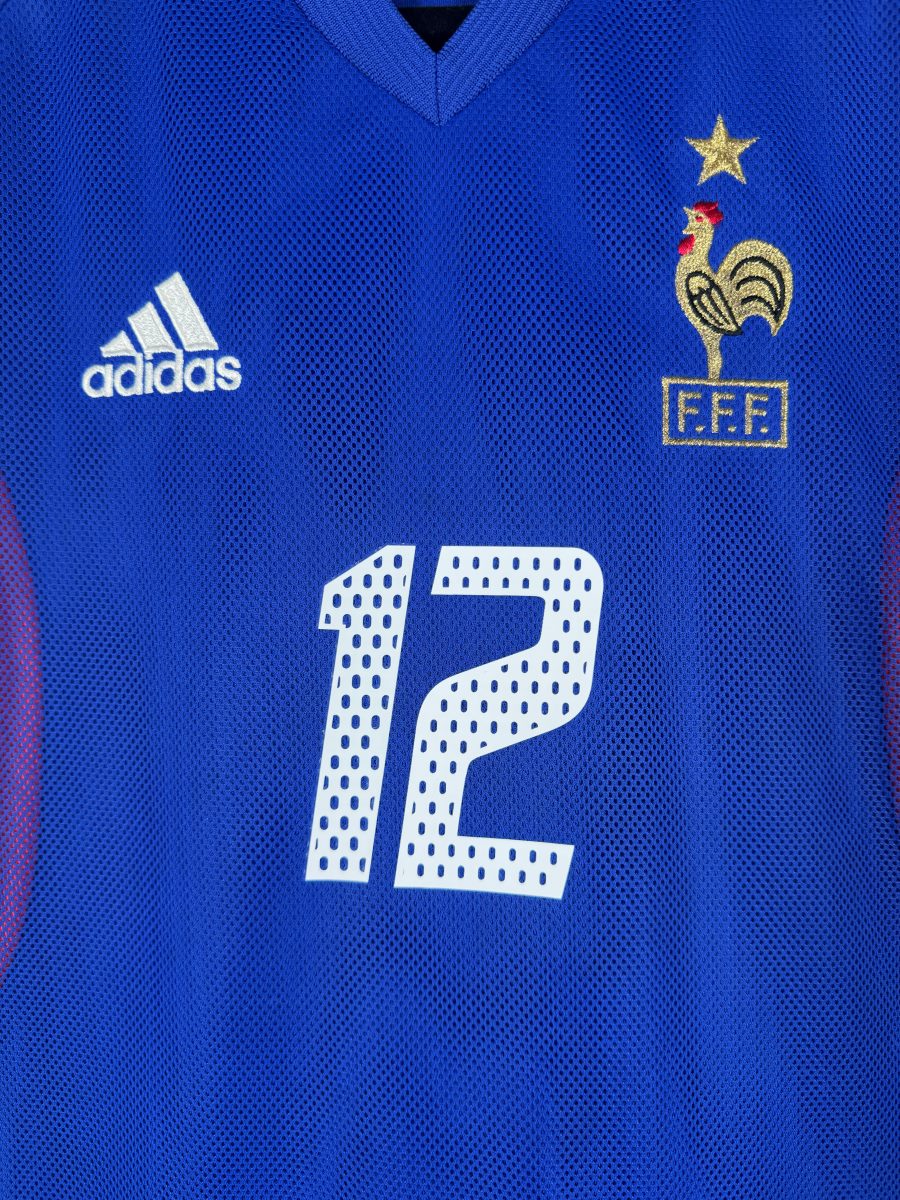 Détail du coq FFF brodé surmonté de l'étoile 1998 sur le maillot France 2002-2004