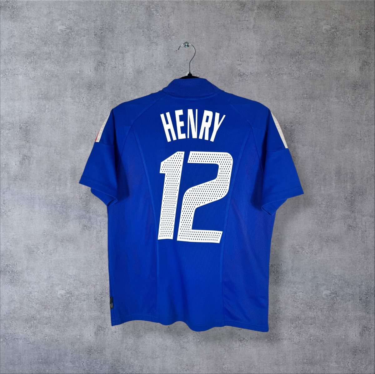 Dos du maillot France 2002-2004 domicile avec le flocage blanc HENRY N°12 à motif perforé