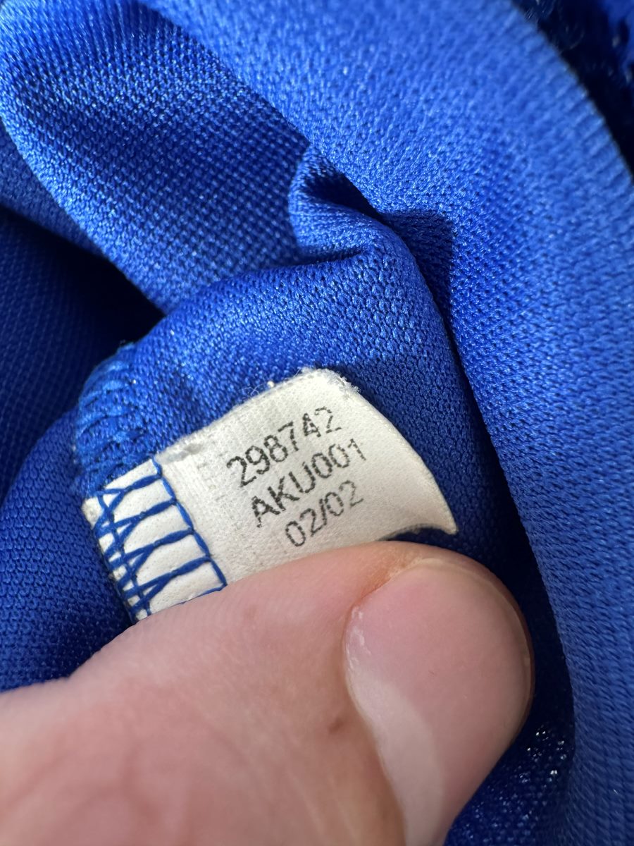 Étiquette intérieure adidas du maillot France 2002-2004 : référence 298742 et date 02/02