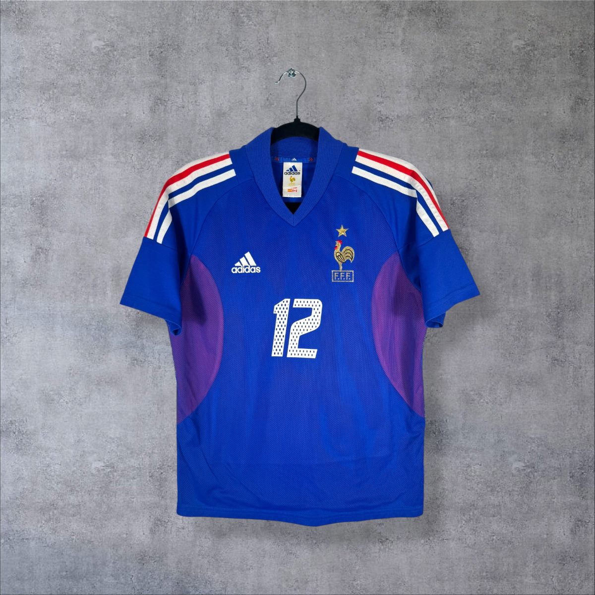 Face du maillot France 2002-2004 domicile adidas, coq FFF brodé, numéro 12 et panneaux mesh violets