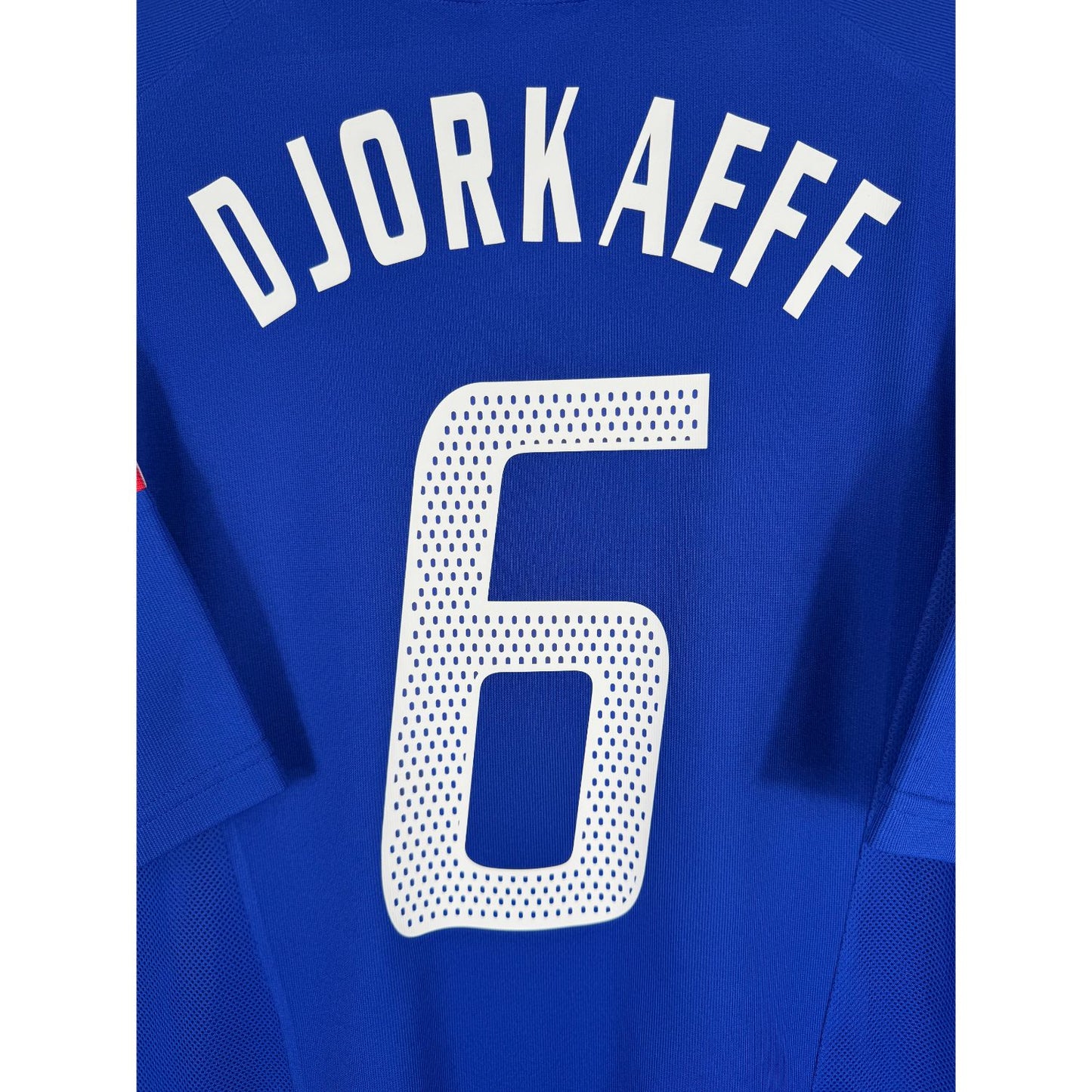 Détail de la typographie du flocage sur le numéro 6 de Youri Djorkaeff