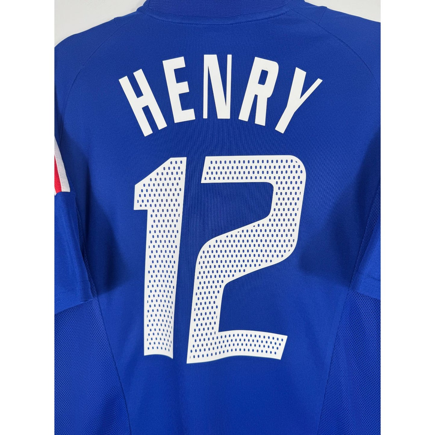 Détail de la typographie du flocage sur le numéro 12 de Thierry Henry