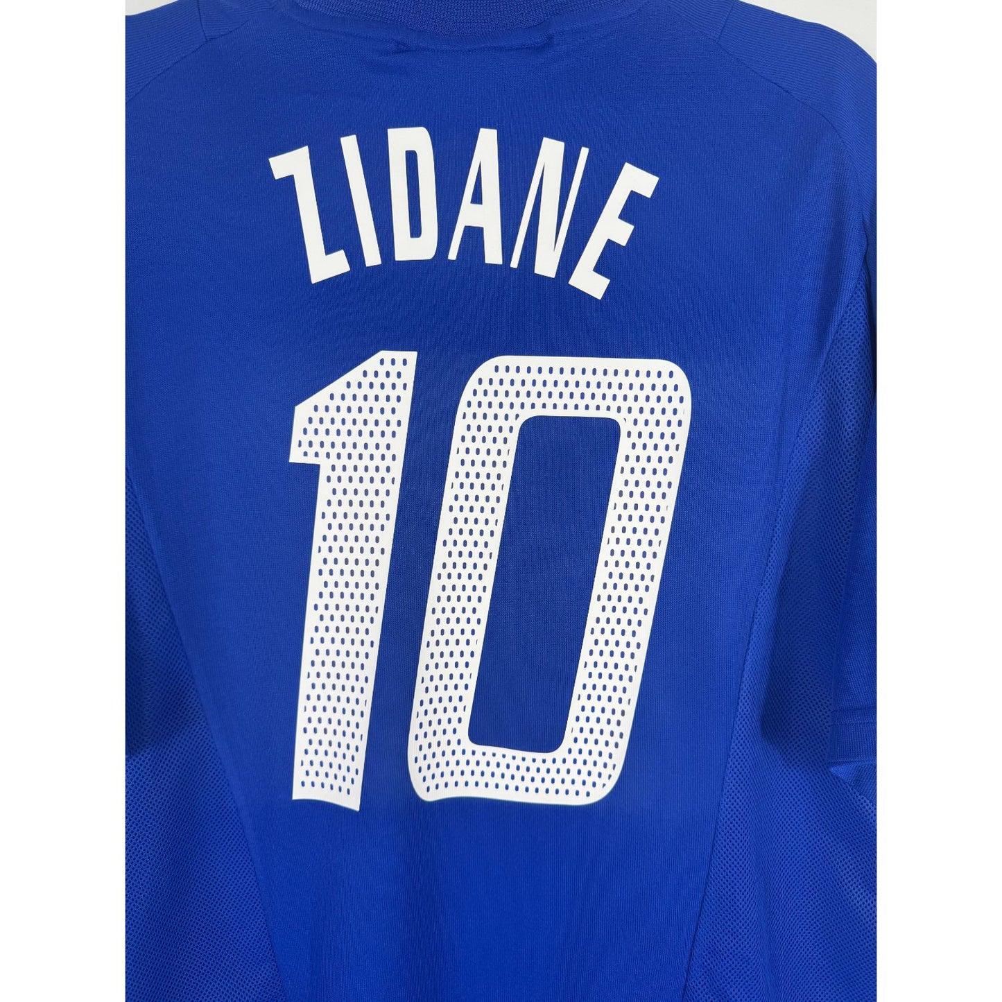 Détail de la typographie du flocage sur le numéro 10 de Zinédine Zidane