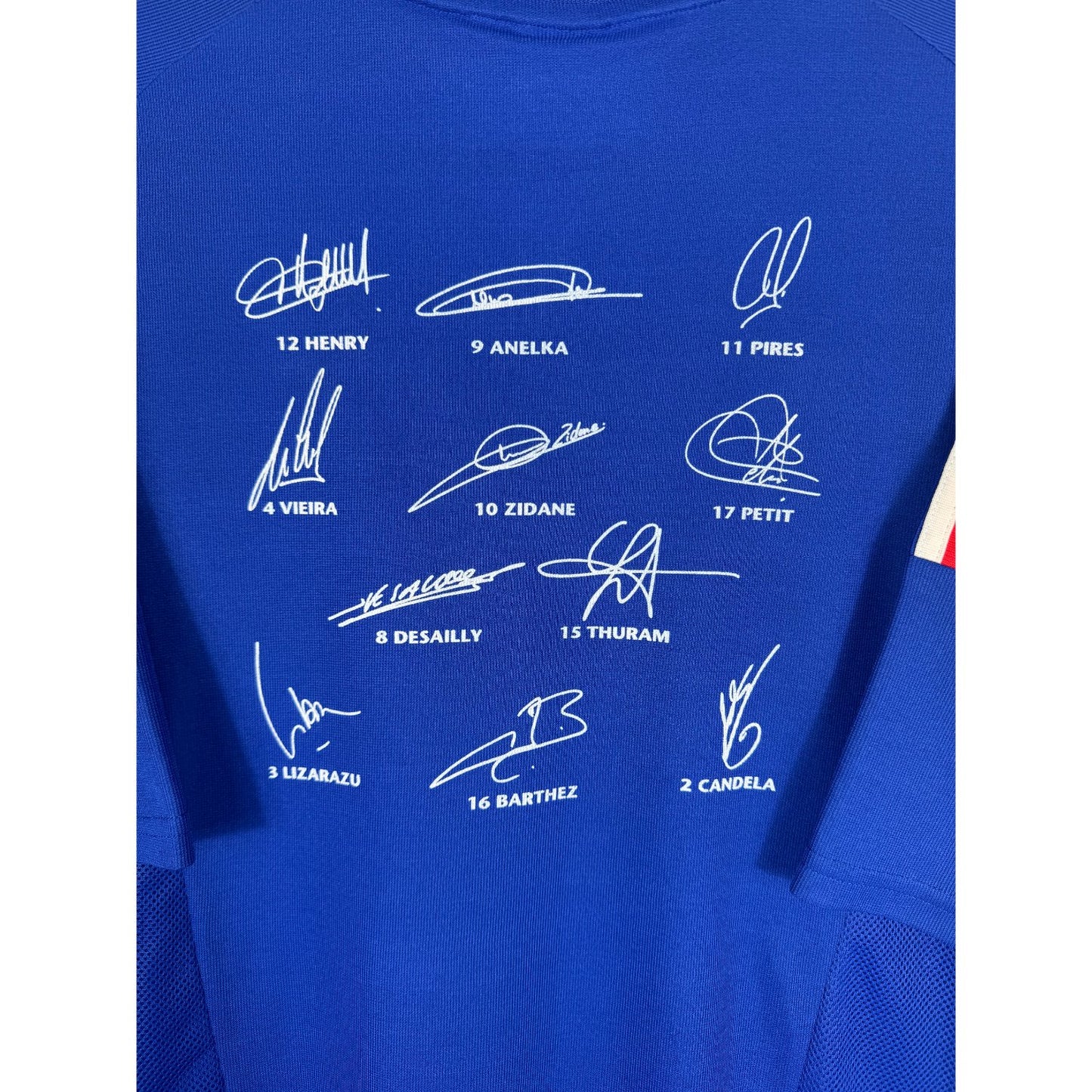 Gros plan sur les signatures imprimées de l'effectif 2002 sur le tissu du maillot