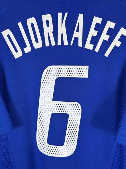 Détail flocage DJORKAEFF 6 blanc à chiffre perforé, maillot France domicile 2002