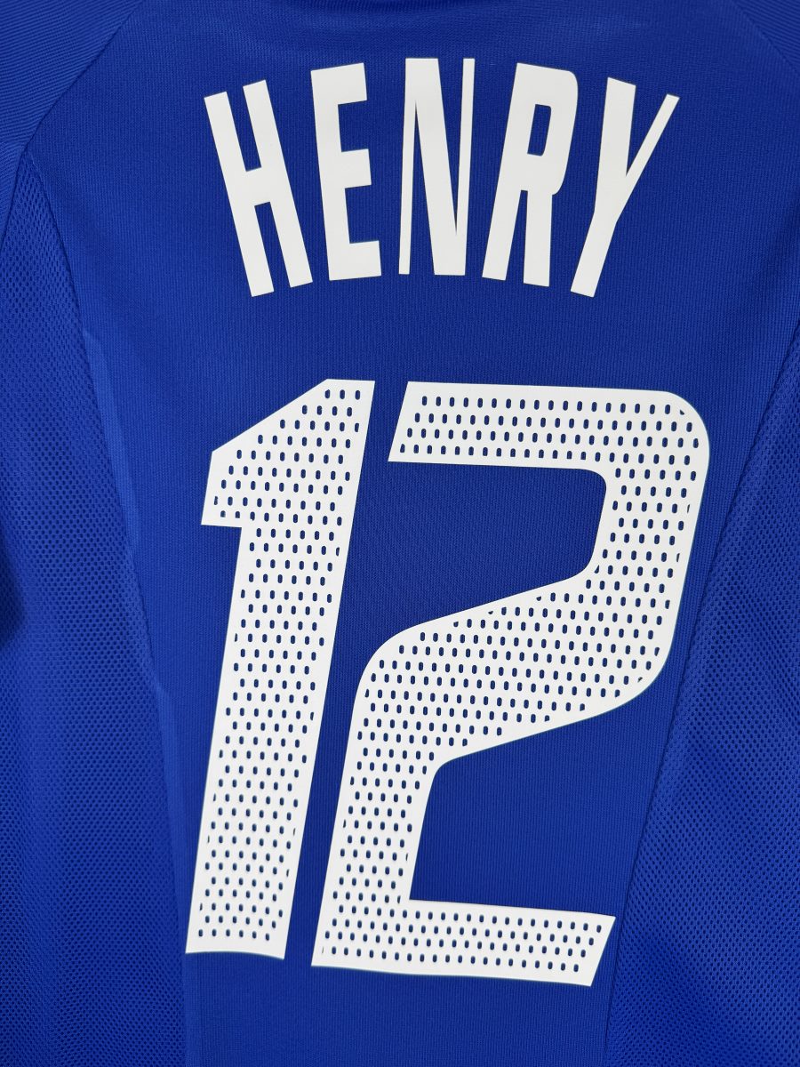 Détail flocage HENRY 12 blanc ajouré, maillot France domicile 2002