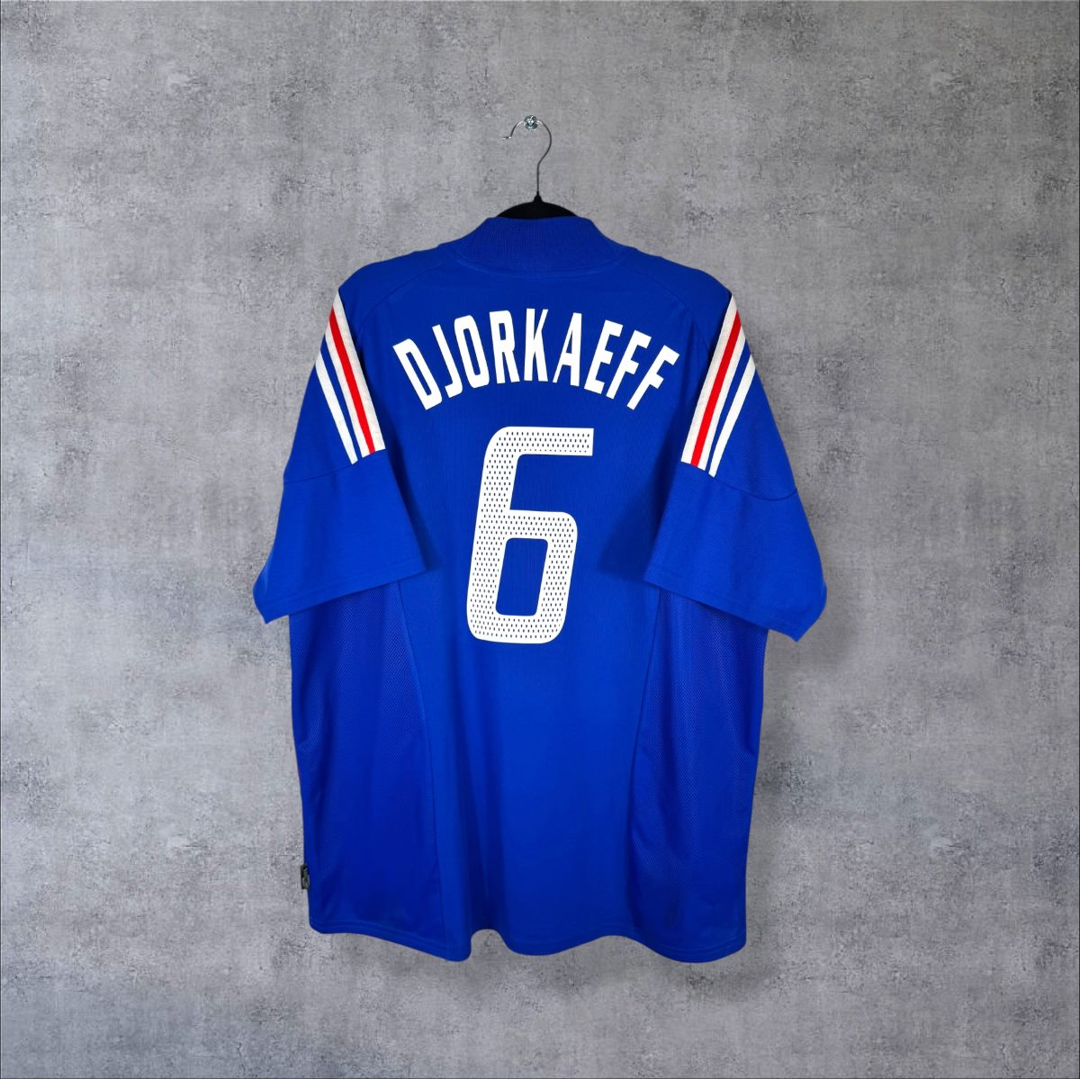 Maillot France 2002 domicile adidas bleu, dos floqué Djorkaeff 6, bandes tricolores sur les épaules