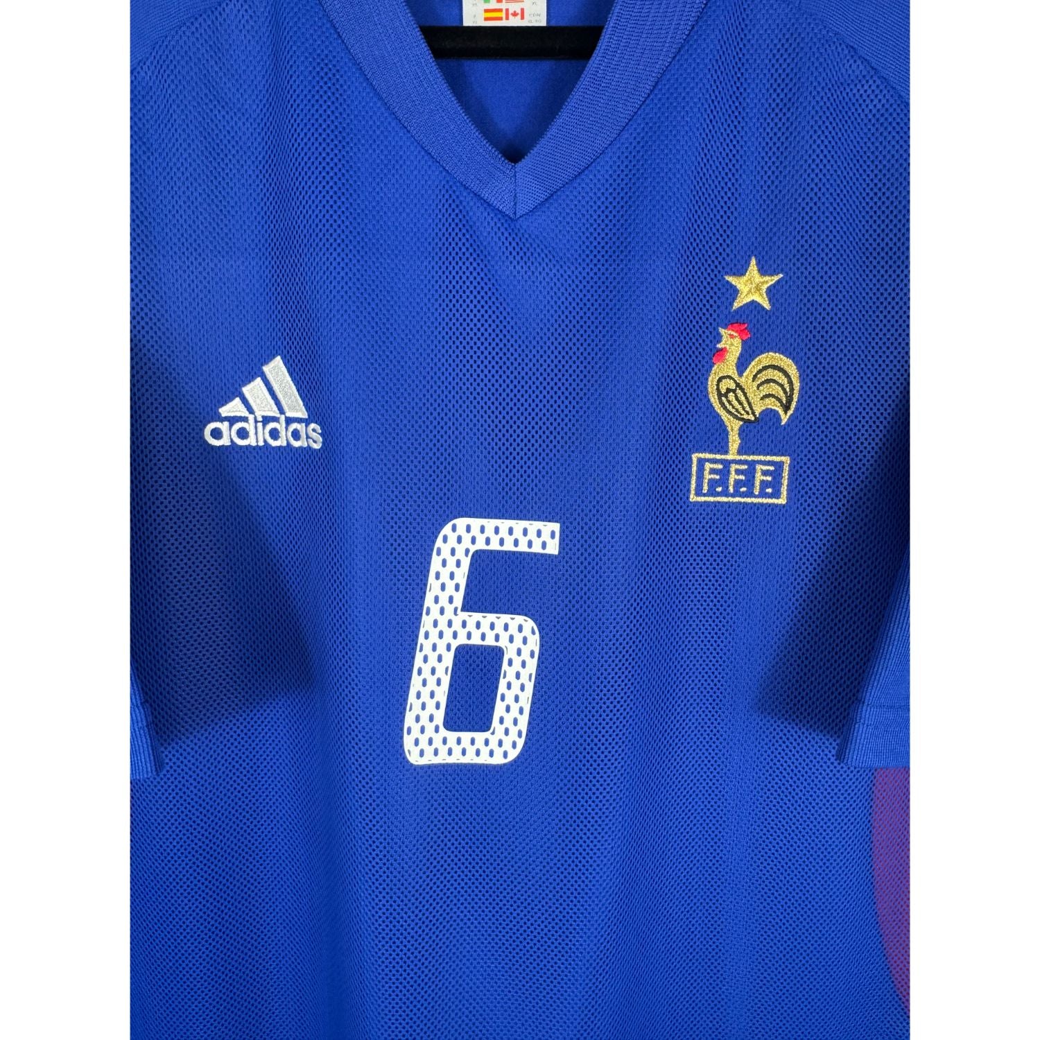 Détail de l'écusson de la France et du logo Adidas