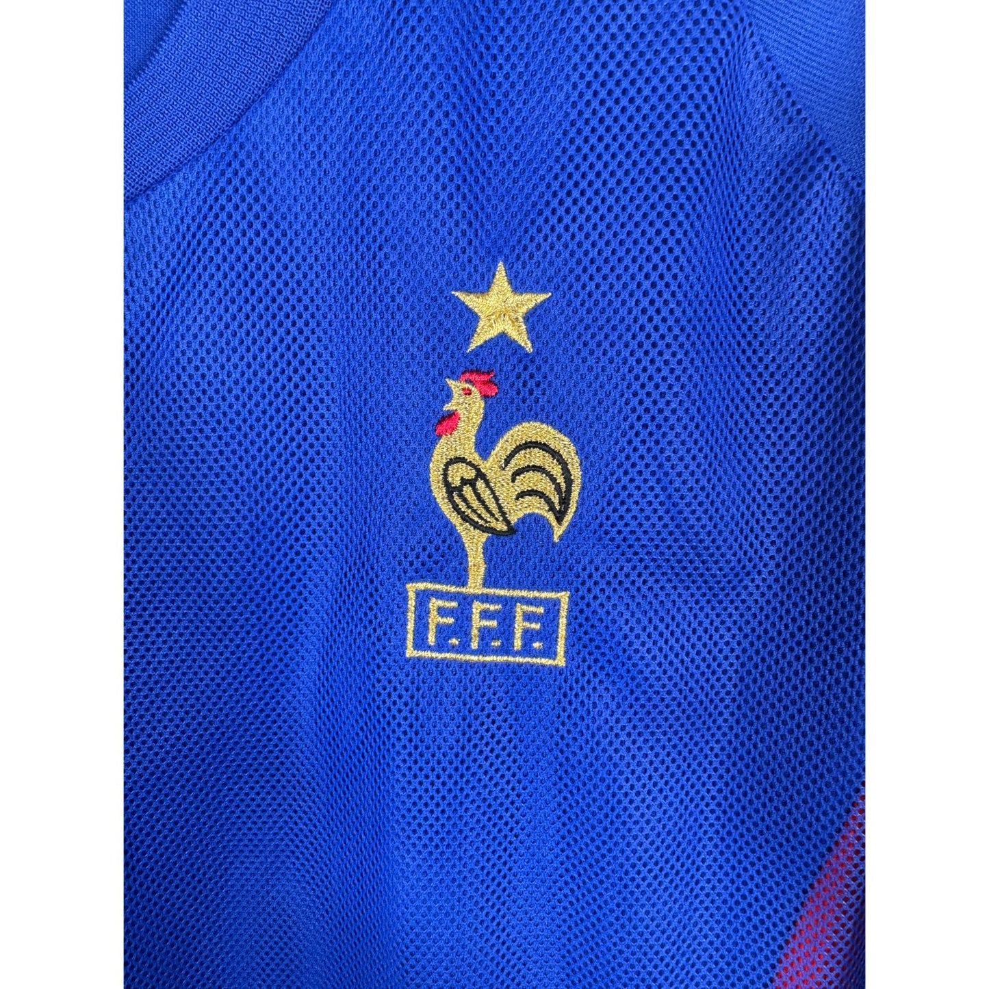 Détail de l'écusson de la France étoilé et du logo Adidas