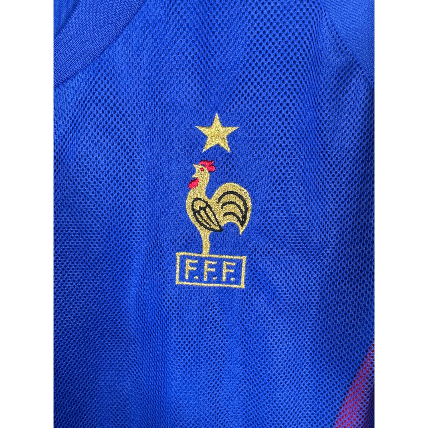 Détail de l'écusson de la France étoilé et du logo Adidas