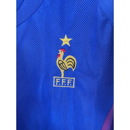 Détail de l'écusson de la France étoilé et du logo Adidas