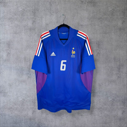Maillot Équipe de France domicile 2002 adidas de face, coq brodé une étoile, numéro 6 sur le torse