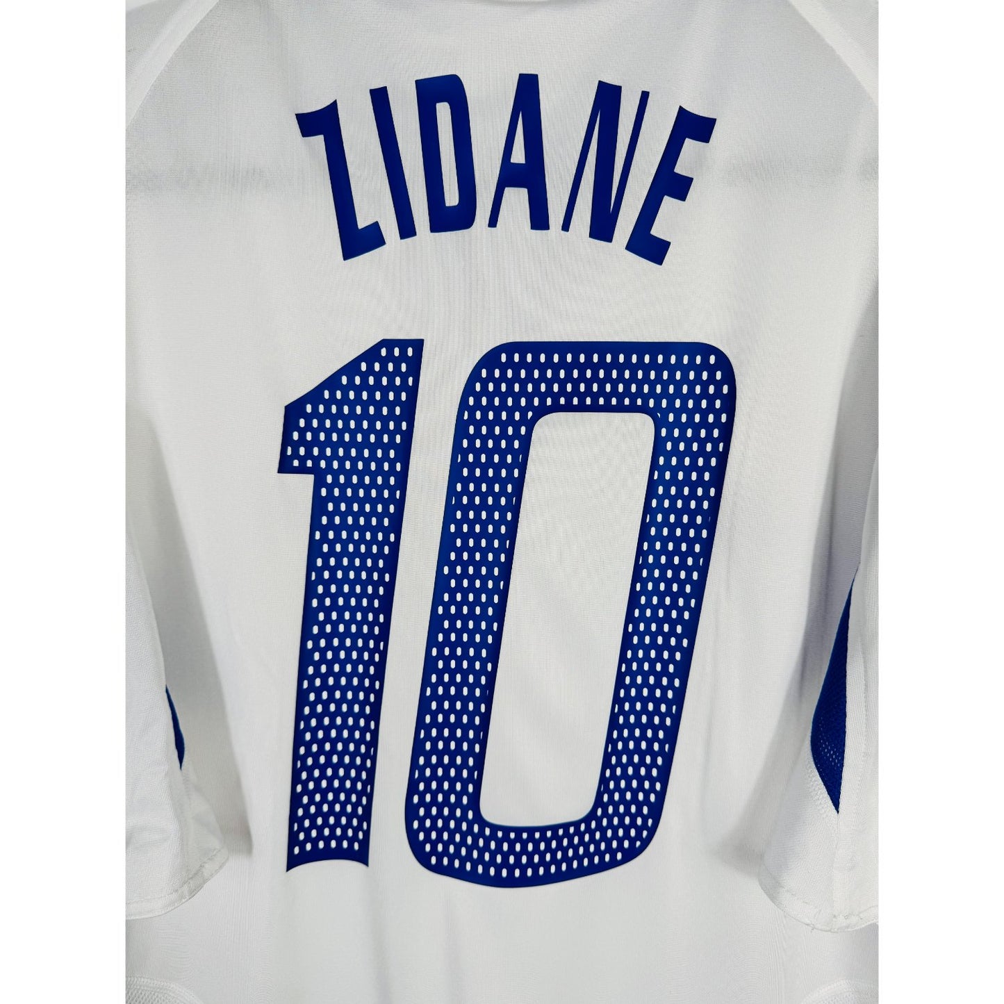 Détail de la typographie du flocage sur le numéro 10 de Zinédine Zidane