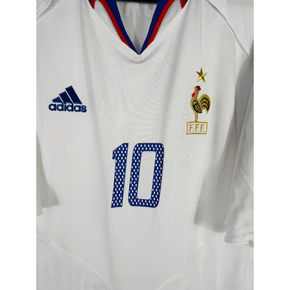 Détail de l'écusson de la France et du logo Adidas