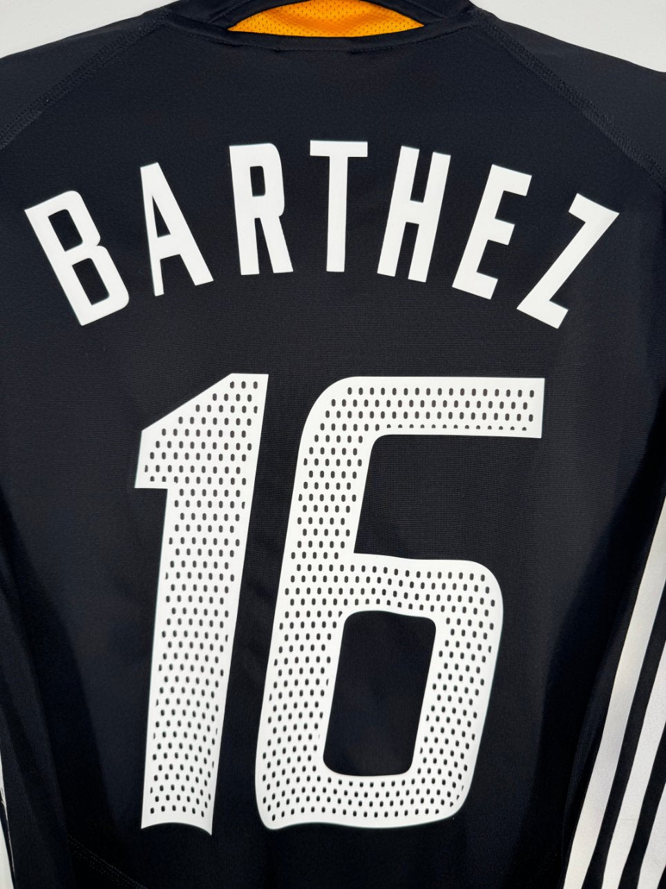 Détail de la typographie du flocage sur le numéro 16 de Fabien Barthez