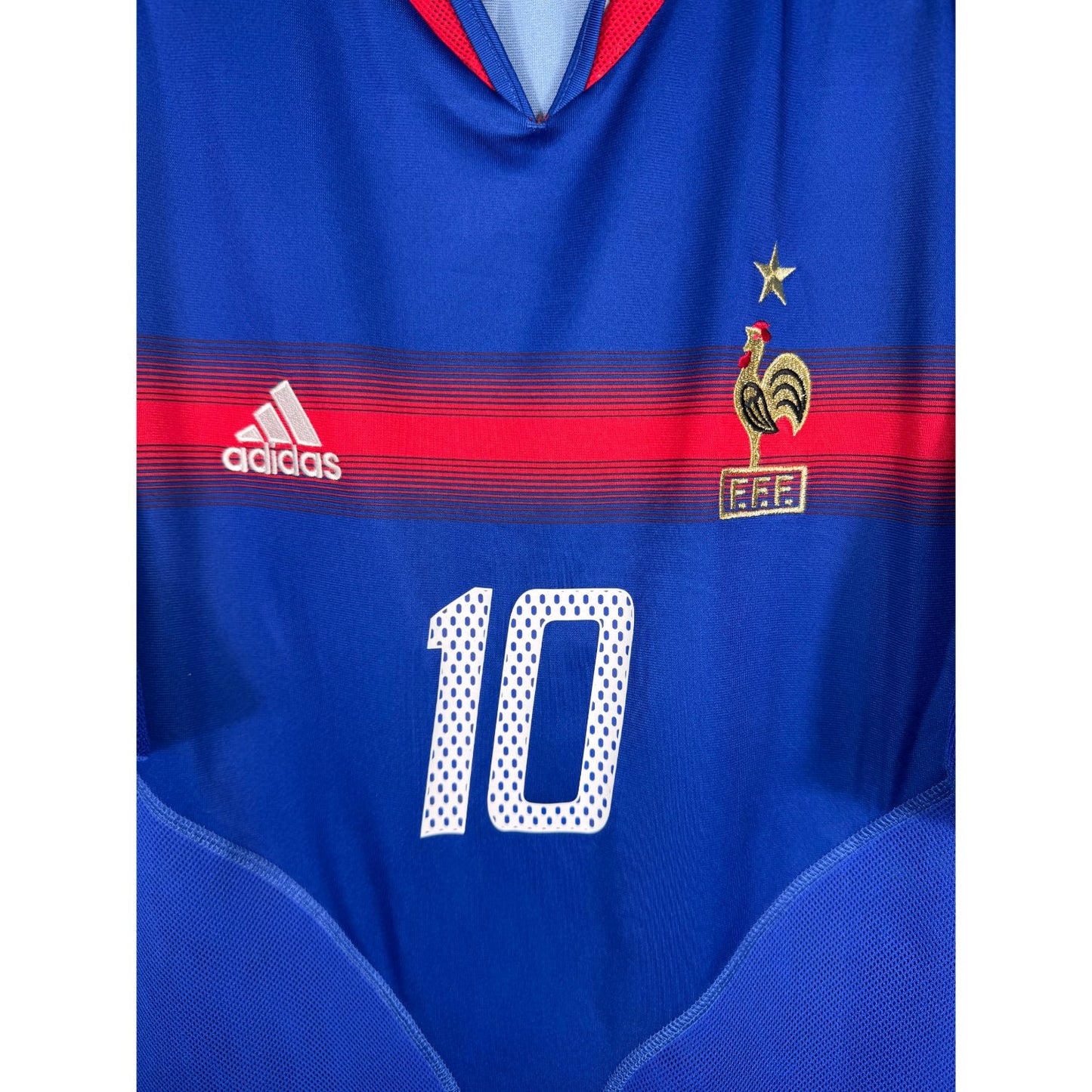 Détail de l'écusson de la France et du logo Adidas centré