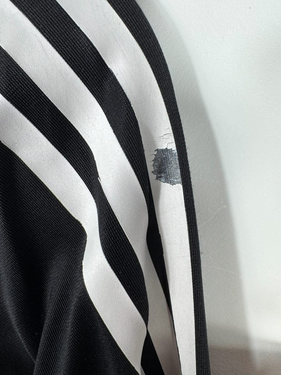 Défaut signalé : éclat sur une bande adidas de la manche, maillot gardien France 2004 Barthez