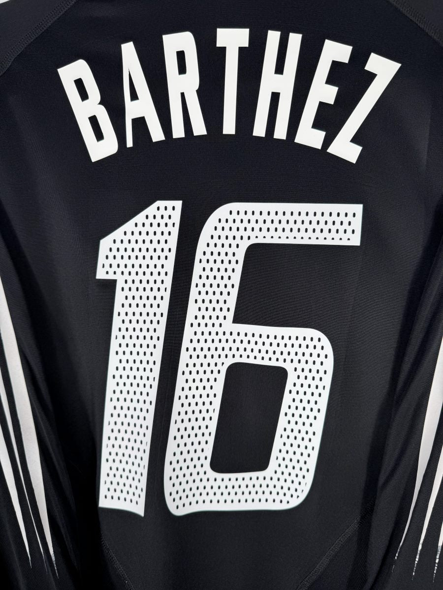 Détail du flocage BARTHEZ numéro 16 ajouré sur le maillot gardien France 2004