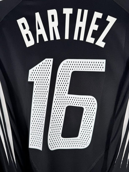 Détail du flocage BARTHEZ numéro 16 ajouré sur le maillot gardien France 2004