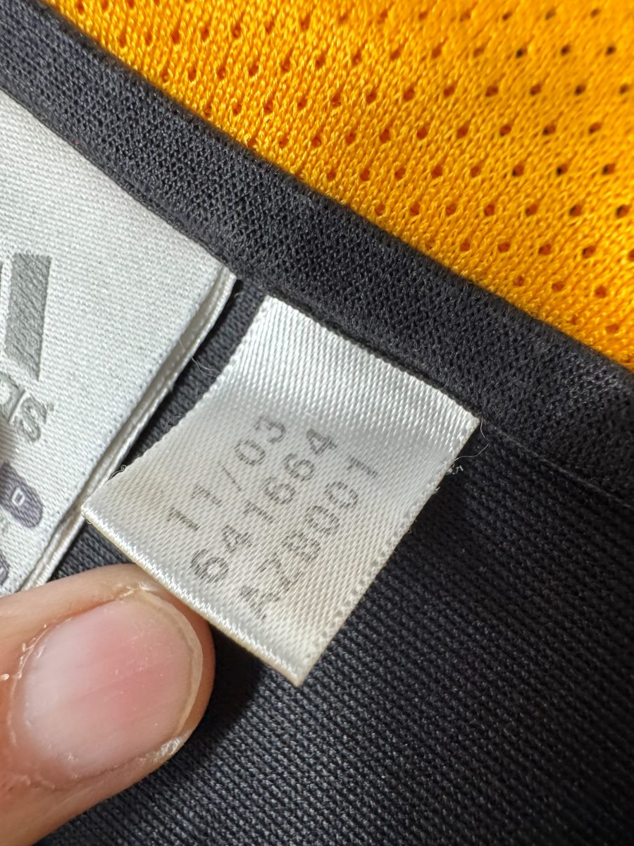 Étiquette adidas 11/03 et code d'authenticité 641664 du maillot gardien France 2004