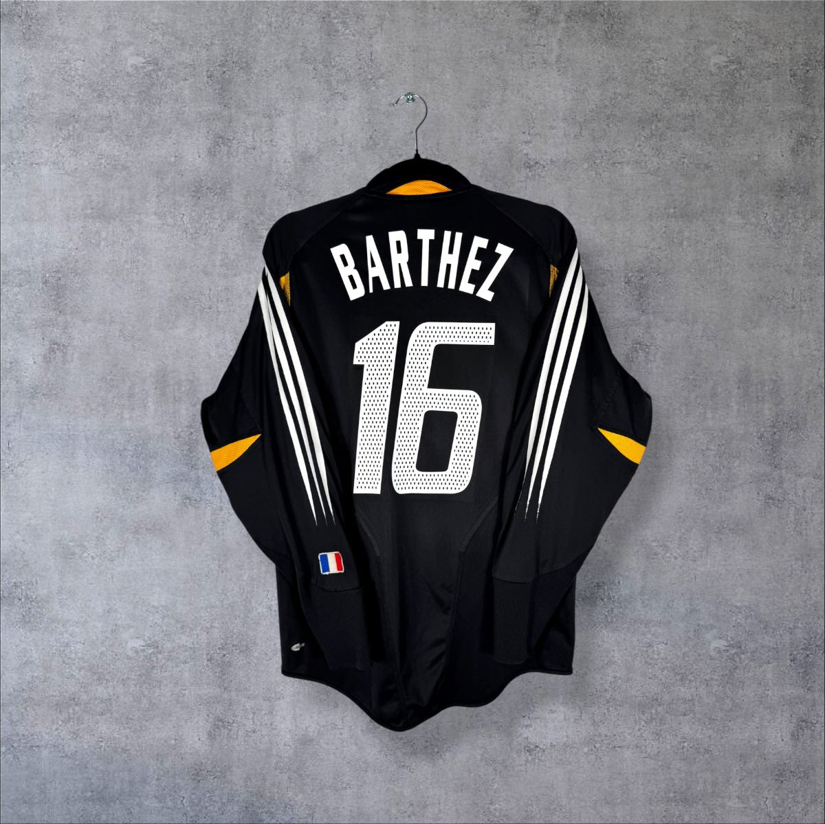 Dos du maillot gardien Équipe de France 2004 avec flocage BARTHEZ N°16 et drapeau tricolore