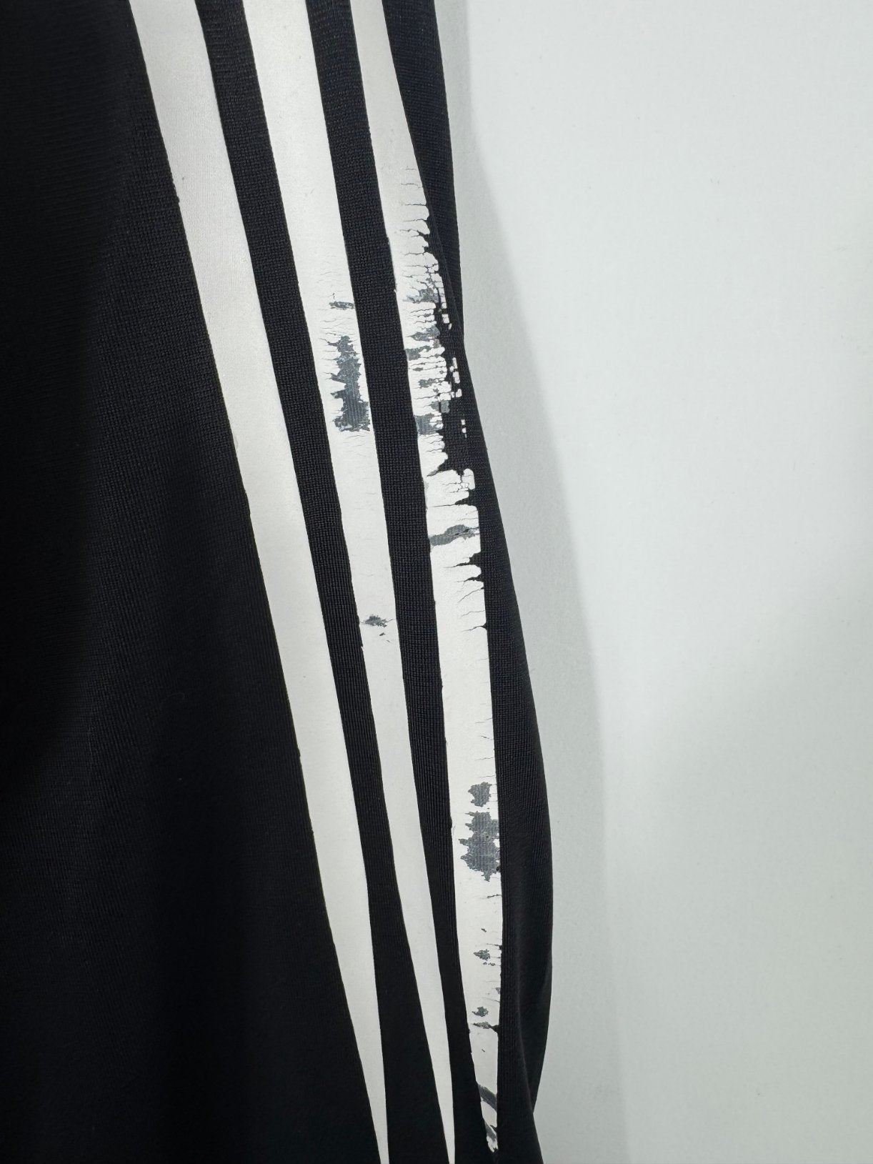 Gros plan sur l'usure minime des bandes Adidas sur l'ensemble de gardien France 2004