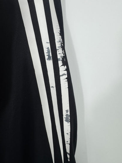 Gros plan sur l'usure minime des bandes Adidas sur l'ensemble de gardien France 2004