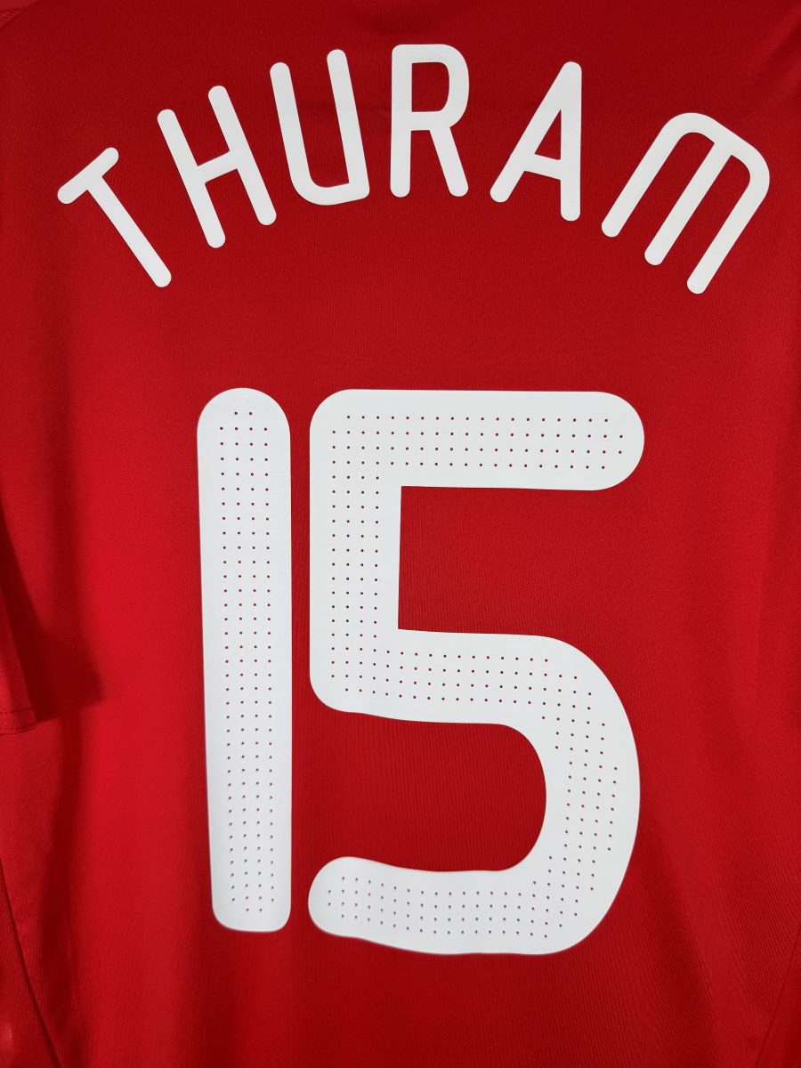 Détail du flocage blanc Thuram 15 à chiffres ajourés, maillot France extérieur 2008