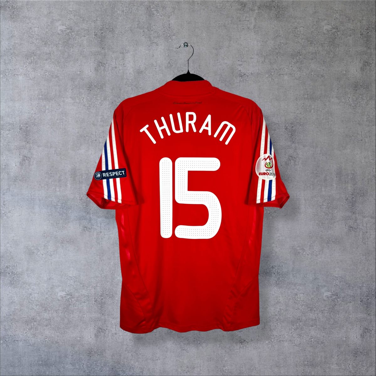 Dos du maillot extérieur rouge de l'équipe de France 2008 adidas, flocage Thuram 15 blanc, badges Euro 2008 et Respect
