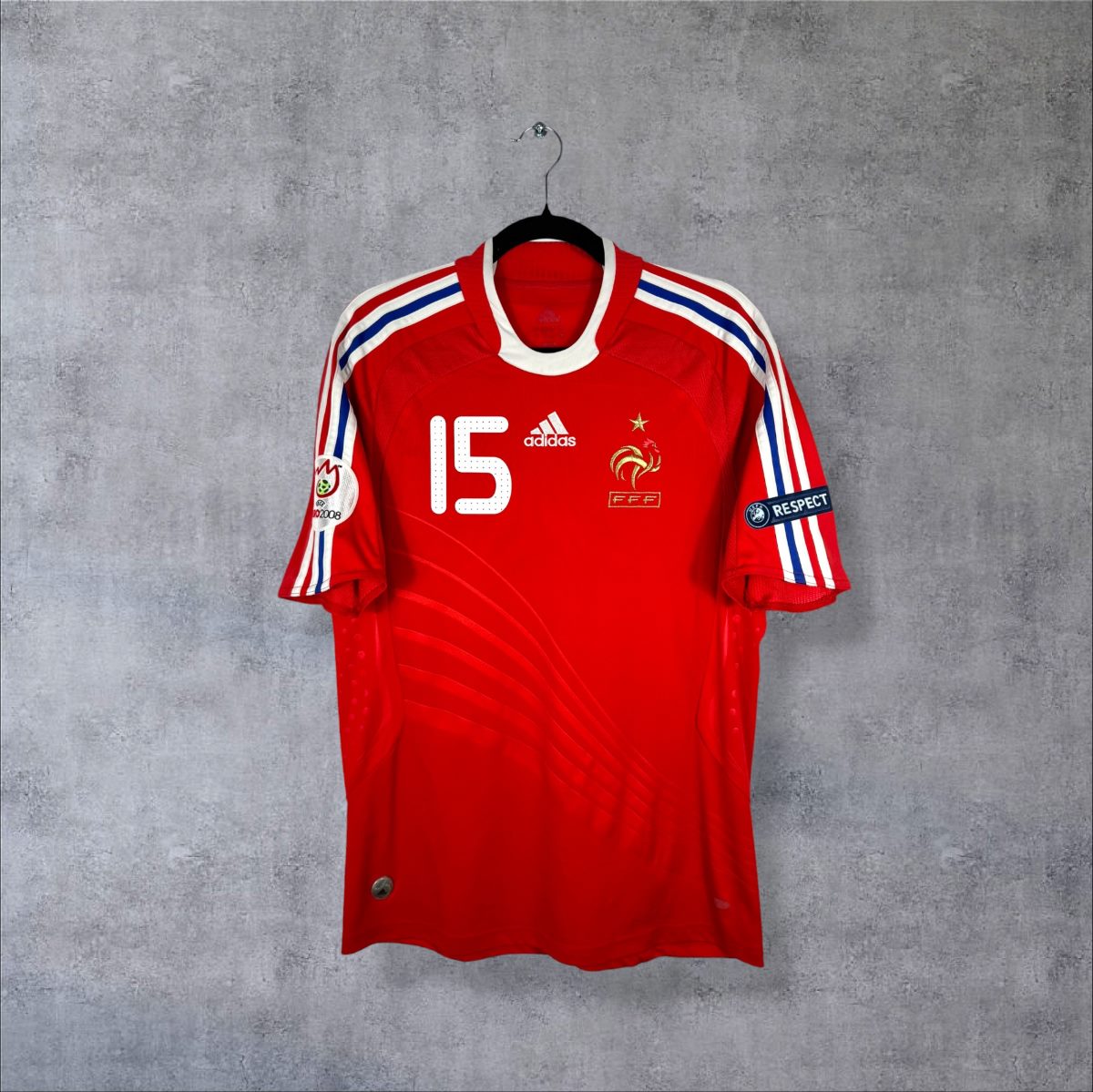 Maillot France 2008 extérieur rouge de face, numéro 15 sur la poitrine, trois bandes bleu blanc rouge sur les épaules