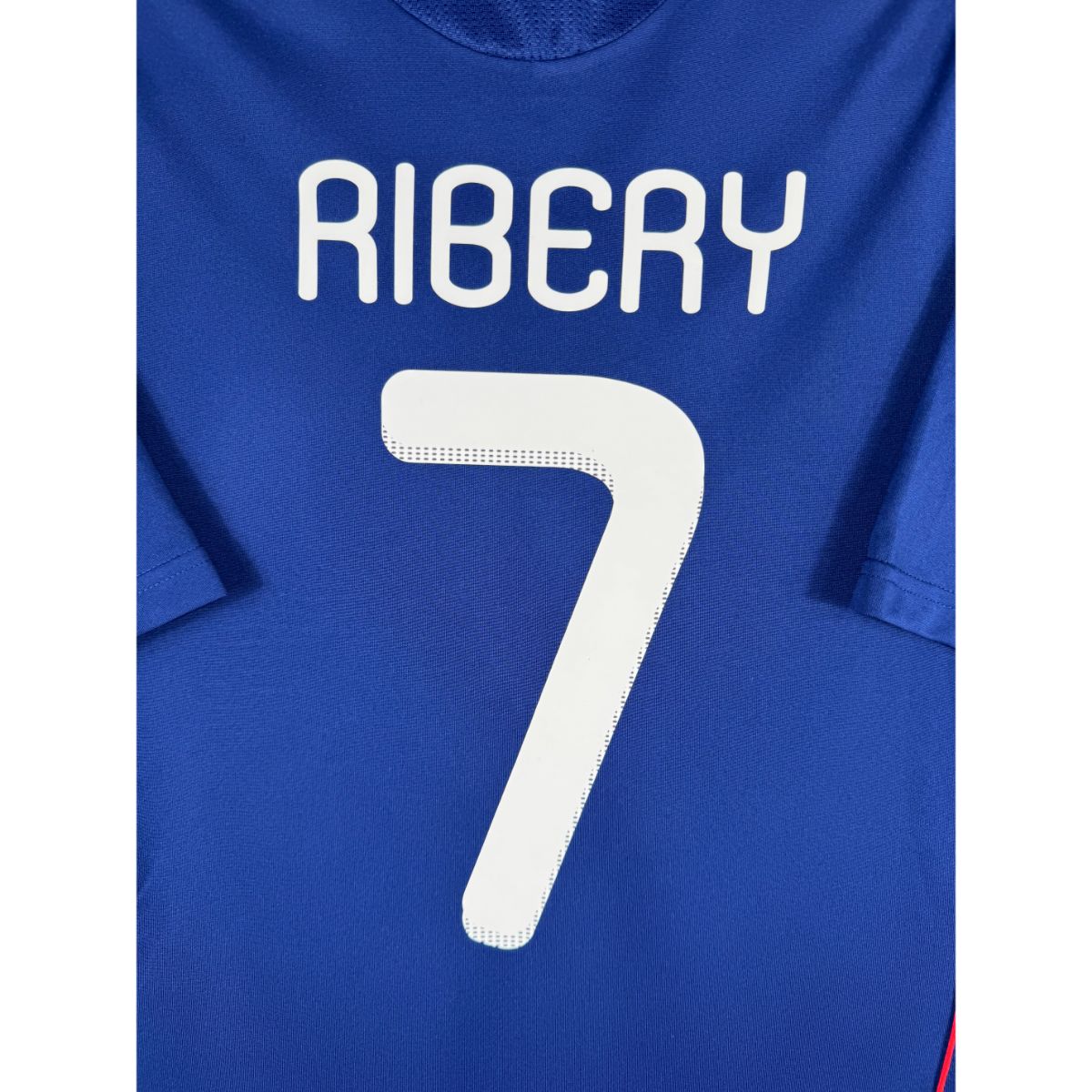 Détail de la typographie du flocage sur le numéro 7 de Franck Ribéry