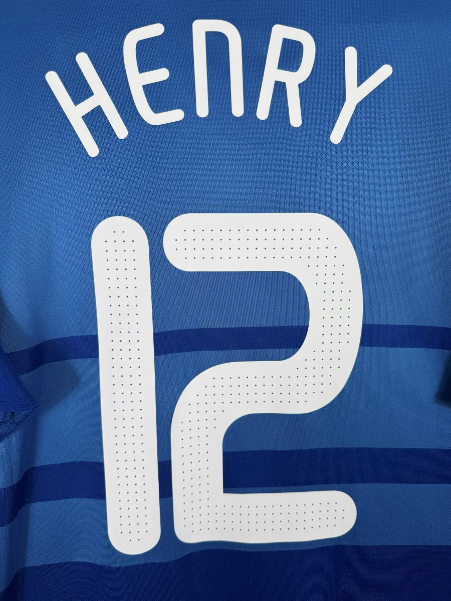 Détail du flocage blanc Henry 12 à micro-perforations, maillot France domicile 2009