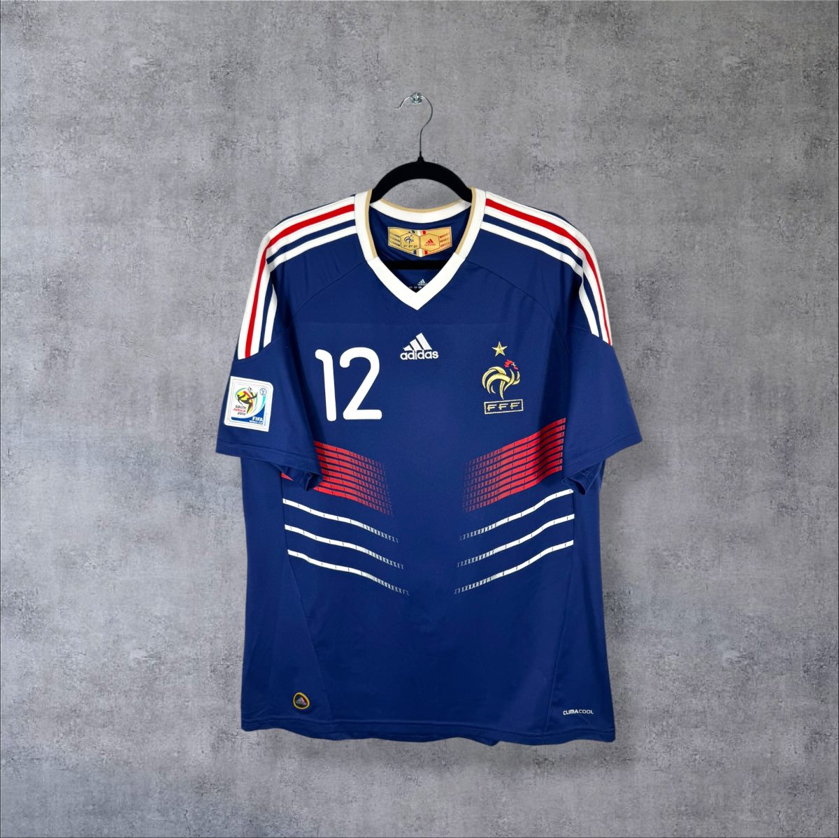 Maillot France domicile 2010 adidas de face, col en V blanc, chevrons tricolores, numéro 12 Henry