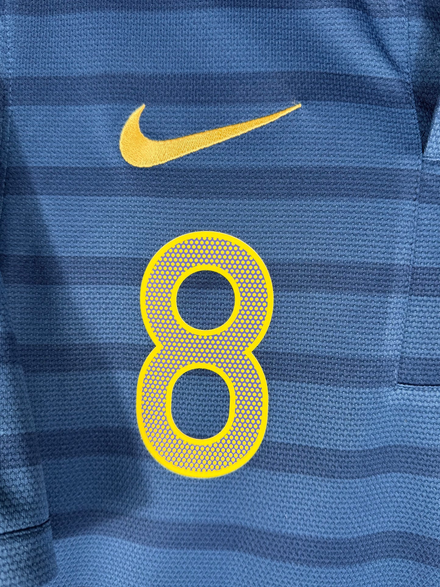 Détail de l'écusson de l'Équipe de France et du logo Nike