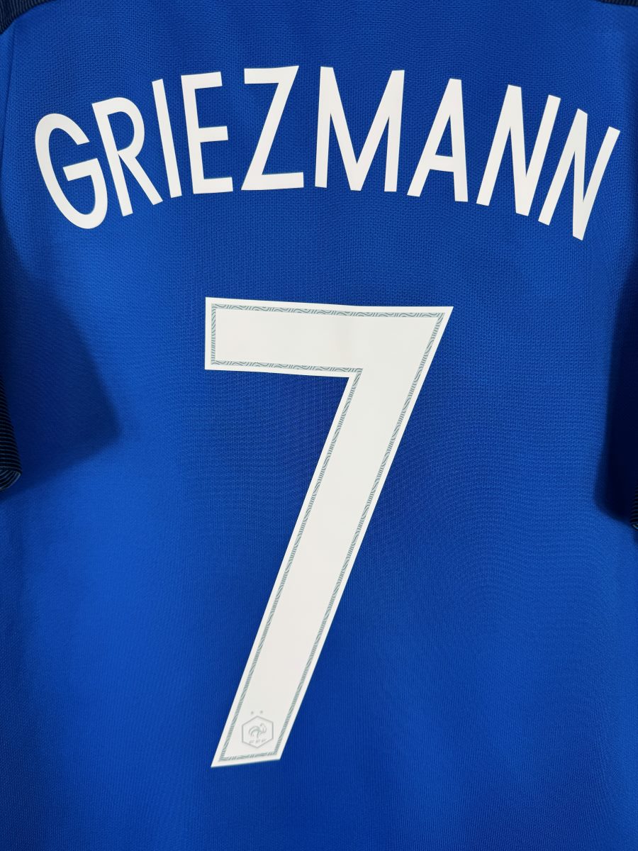 Gros plan du flocage officiel FFF 2016 Griezmann N°7 sur le maillot France domicile