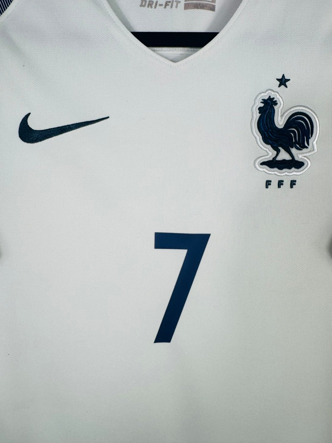 Détail de l'écusson de la France et du logo Nike